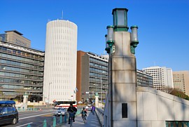 竹橋。正面は毎日新聞社